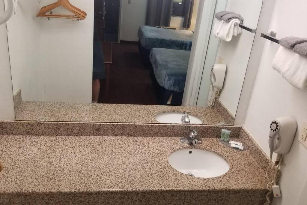 Osu Queen Hotel Room 118 Booking Стилуотър Екстериор снимка