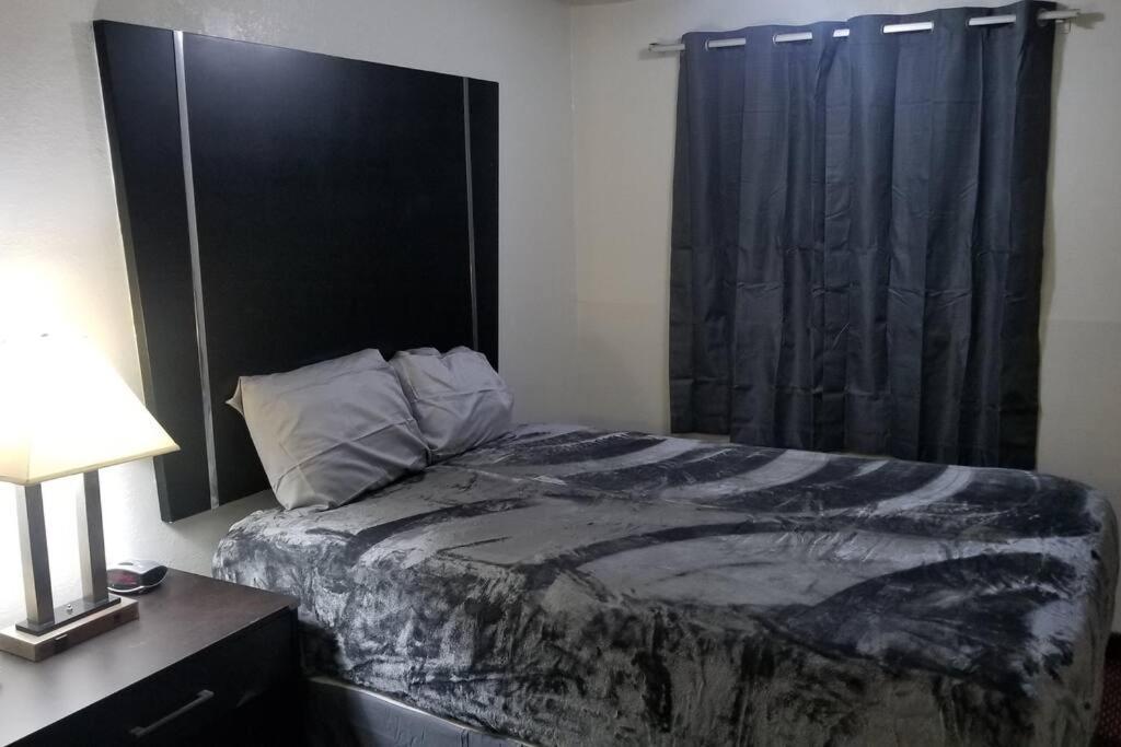 Osu Queen Hotel Room 118 Booking Стилуотър Екстериор снимка