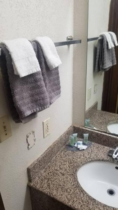 Osu Queen Hotel Room 118 Booking Стилуотър Екстериор снимка