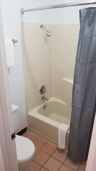 Osu Queen Hotel Room 118 Booking Стилуотър Екстериор снимка