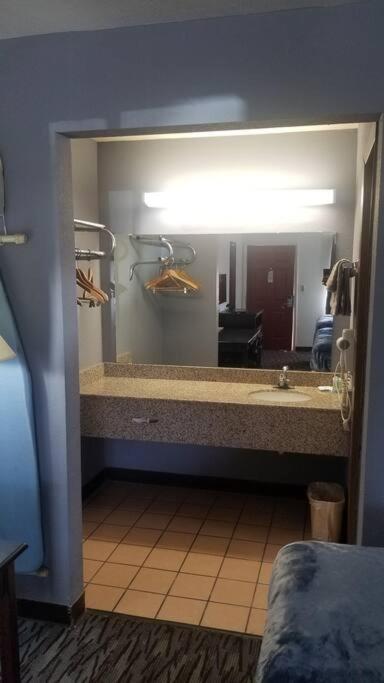 Osu Queen Hotel Room 118 Booking Стилуотър Екстериор снимка