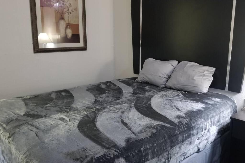 Osu Queen Hotel Room 118 Booking Стилуотър Екстериор снимка